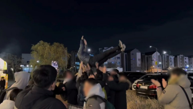 Our Self-Portrait, Manager Kim