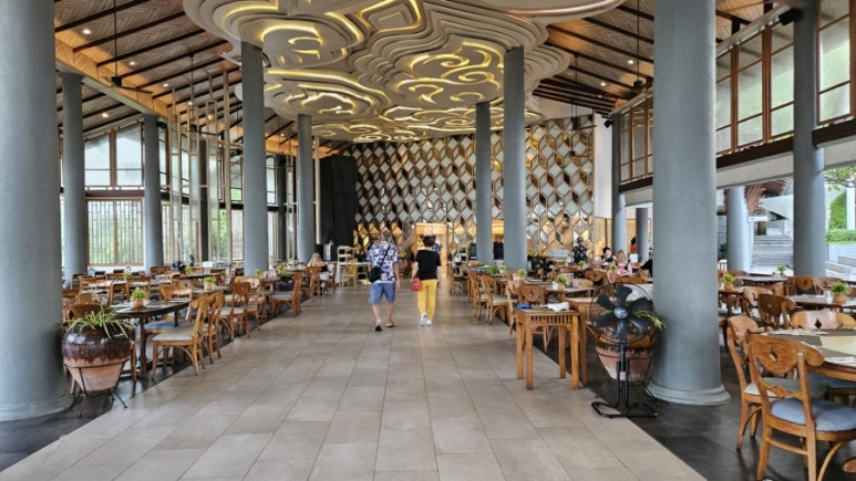 푸켓 다이아몬드 클리프 호텔 식당 내부