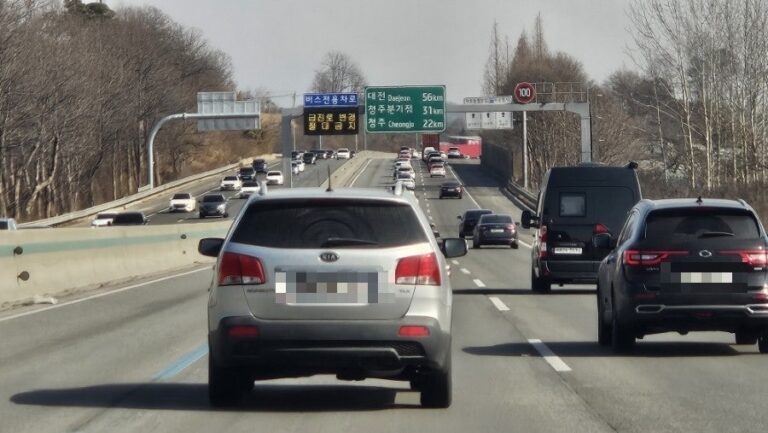 경부고속도로에서 보내는 하루: 귀성길 정체 속에서 만난 작은 풍경들