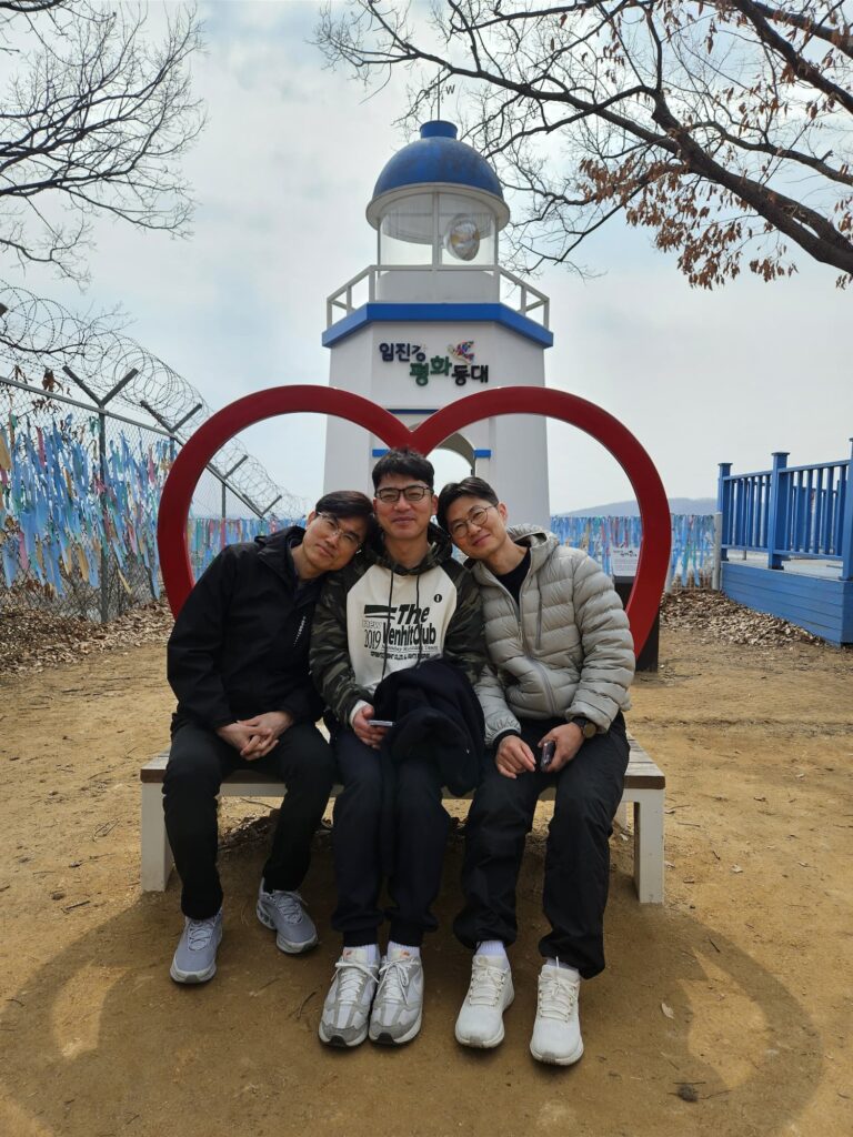 임진강 평화 등대 앞에서